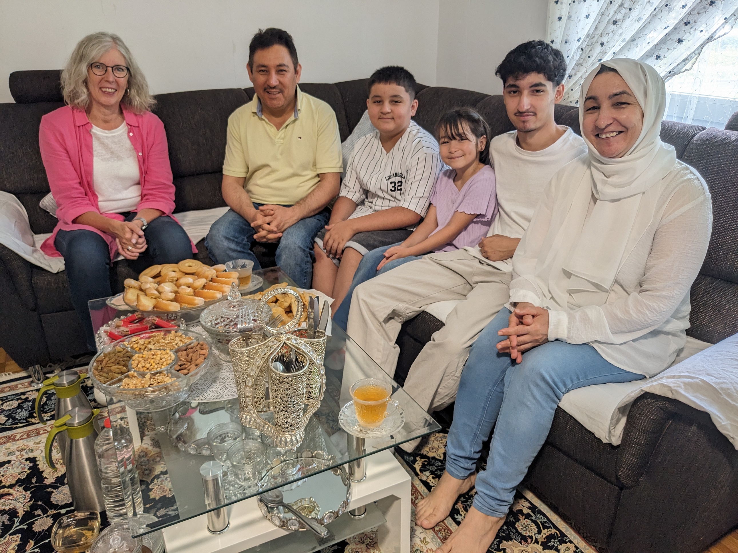 Die afghanische Familie Anwari/Habibi hat in Hoya eine neue Heimat gefunden. Kirchenkreissozialarbeiterin Claudia Amend unterstu00fctzt Fawad Habibi, Aliasghar, Asinat, Komail und Ruqia Anwari (von links). Auf dem Foto fehlen Faria (19), Sajad (16) und Fakhria (12). Foto: Mareike Hahn